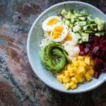 Pokebowl met bloemkoolrijst, avocado, mango, biet en komkommer