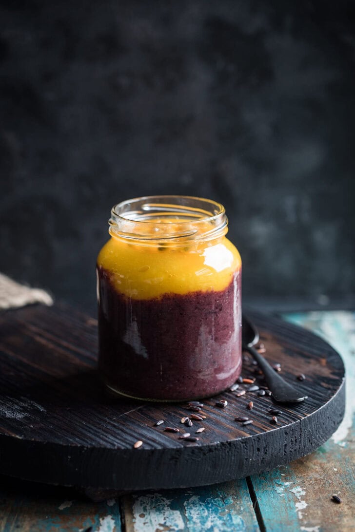 Rijstpudding met zwarte rijst en mango