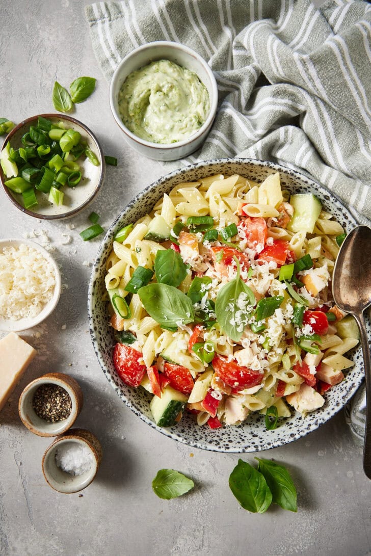 Snelle pastasalade met kip en pesto