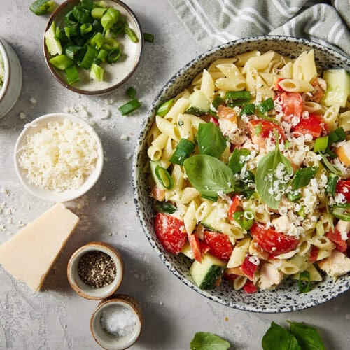 Snelle pastasalade met kip en pesto