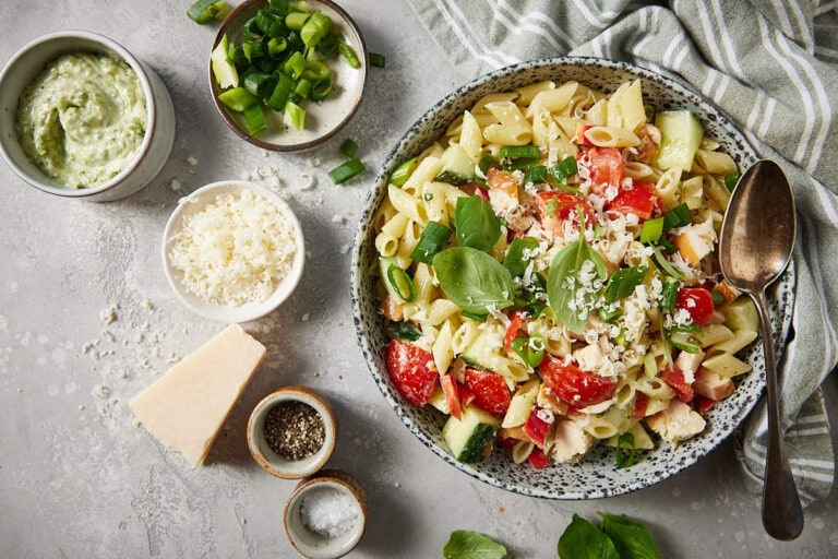 Snelle pastasalade met kip en pesto