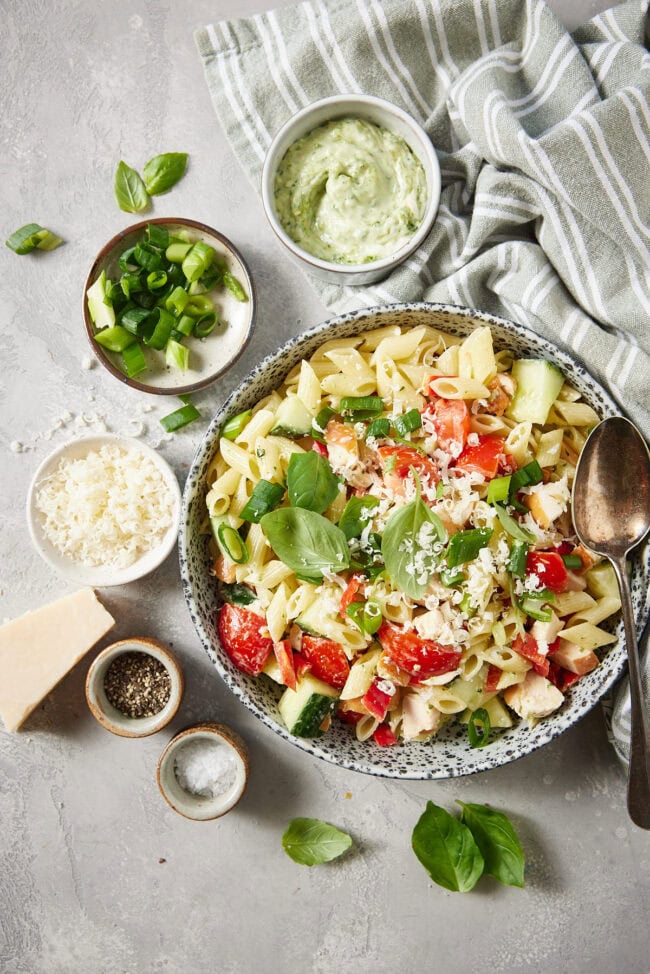 Snelle pastasalade met kip en pesto