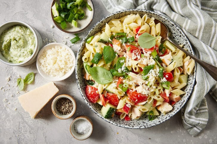 Makkelijke pastasalade met kip en pesto
