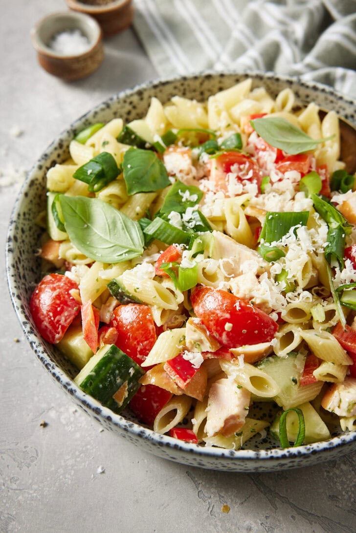 Snelle pastasalade met kip en pesto