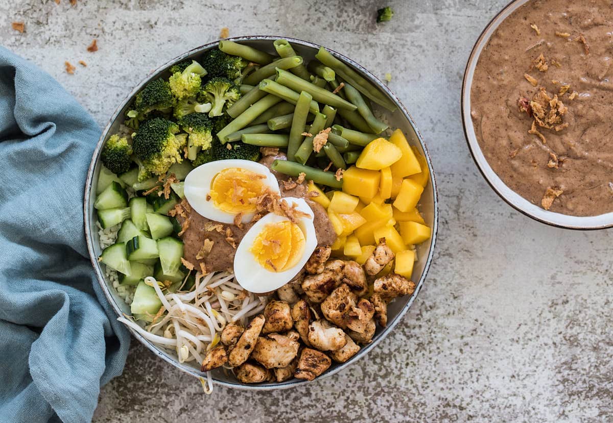 Gado gado bowl met amandel satesaus