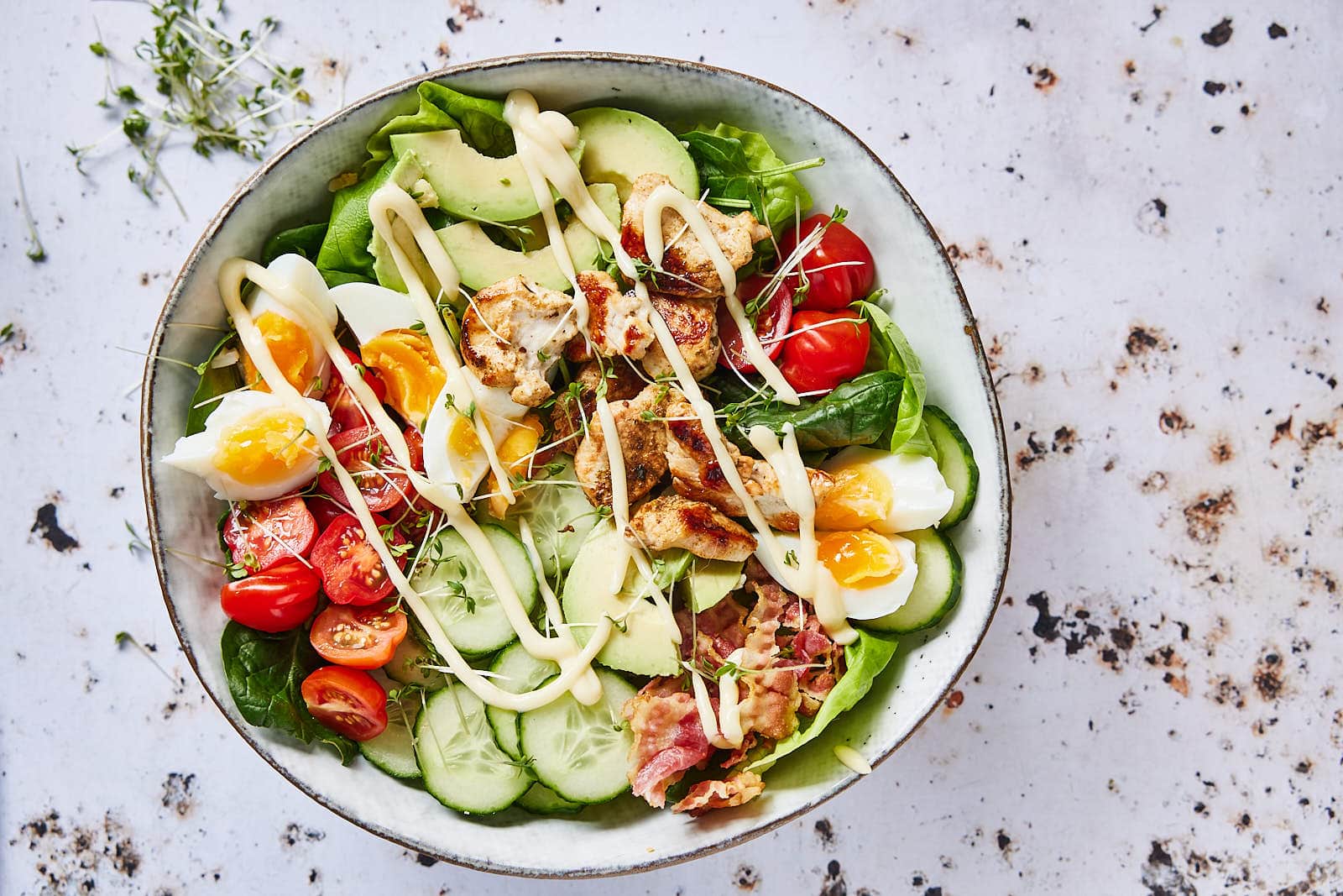 Cobbsalade met avocado en kip