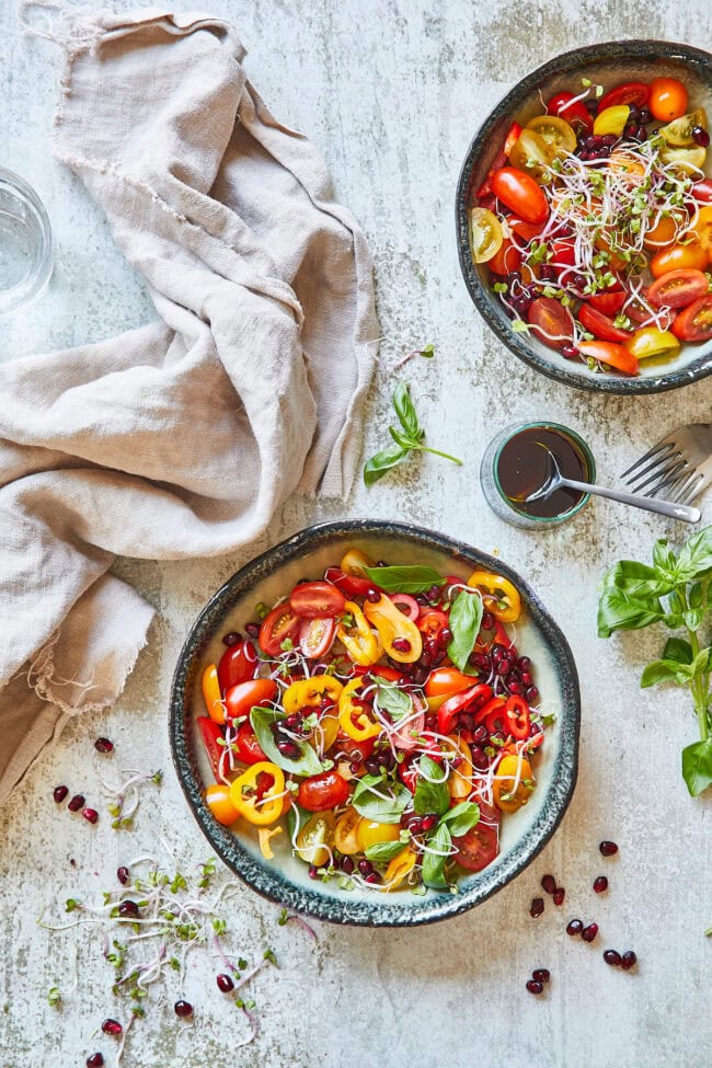 Tomatensalade met paprika en granaatappel