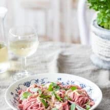 Rode bietenpasta met kaassaus en basilicum | simoneskitchen.nl