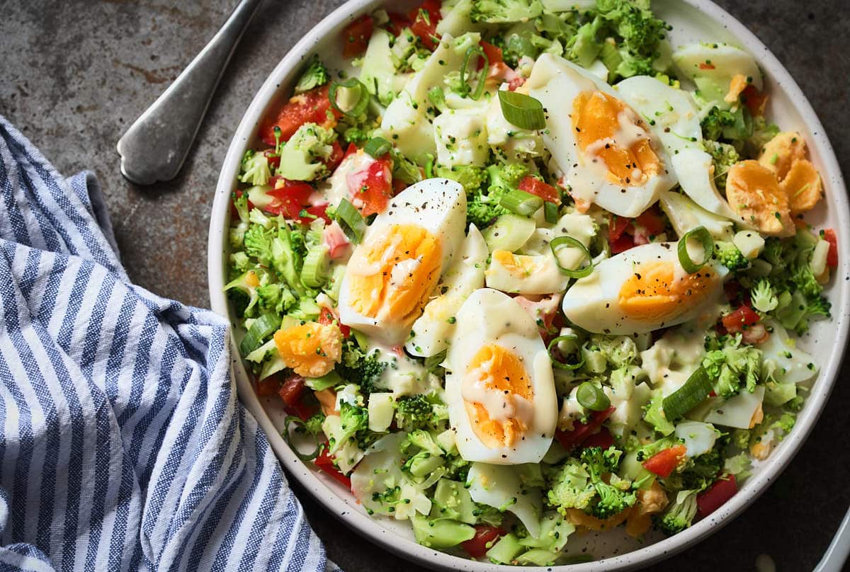 Broccolisalade met ei en paprika