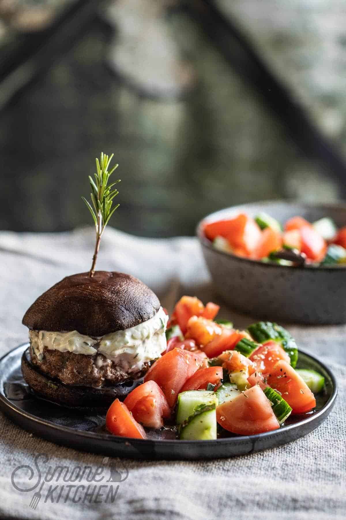 GRIEKSE BURGER MET GRIEKSE SALADE