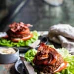 Gehaktburger met gekarameliseerde ui