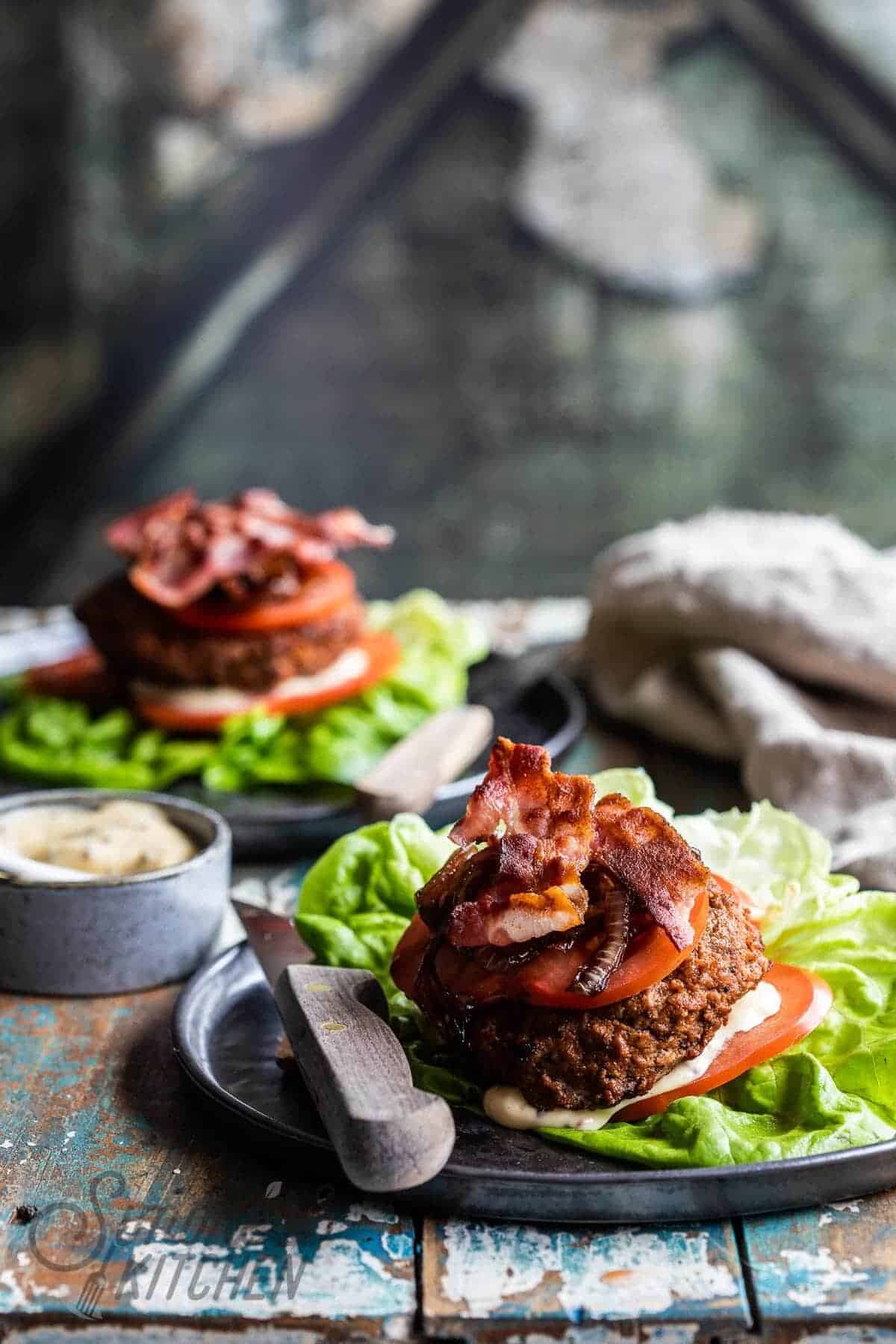 Basic gehaktburger met gekarameliseerde ui en spek