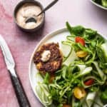 Pittige zalmburger met groene salade | simoneskitchen.nl