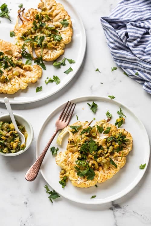 Bloemkoolsteak met olijvensalsa