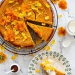sinaasappel-amandeltaart met bloemen en yoghurt