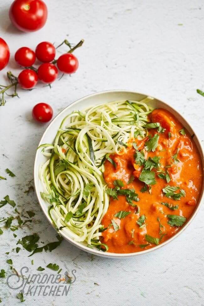 Tomatencurry met courgettenoedels