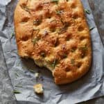 Focaccia met rozemarijn en zeezout