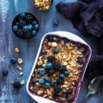 Amandelcrumble met bramen en blauwe bessen