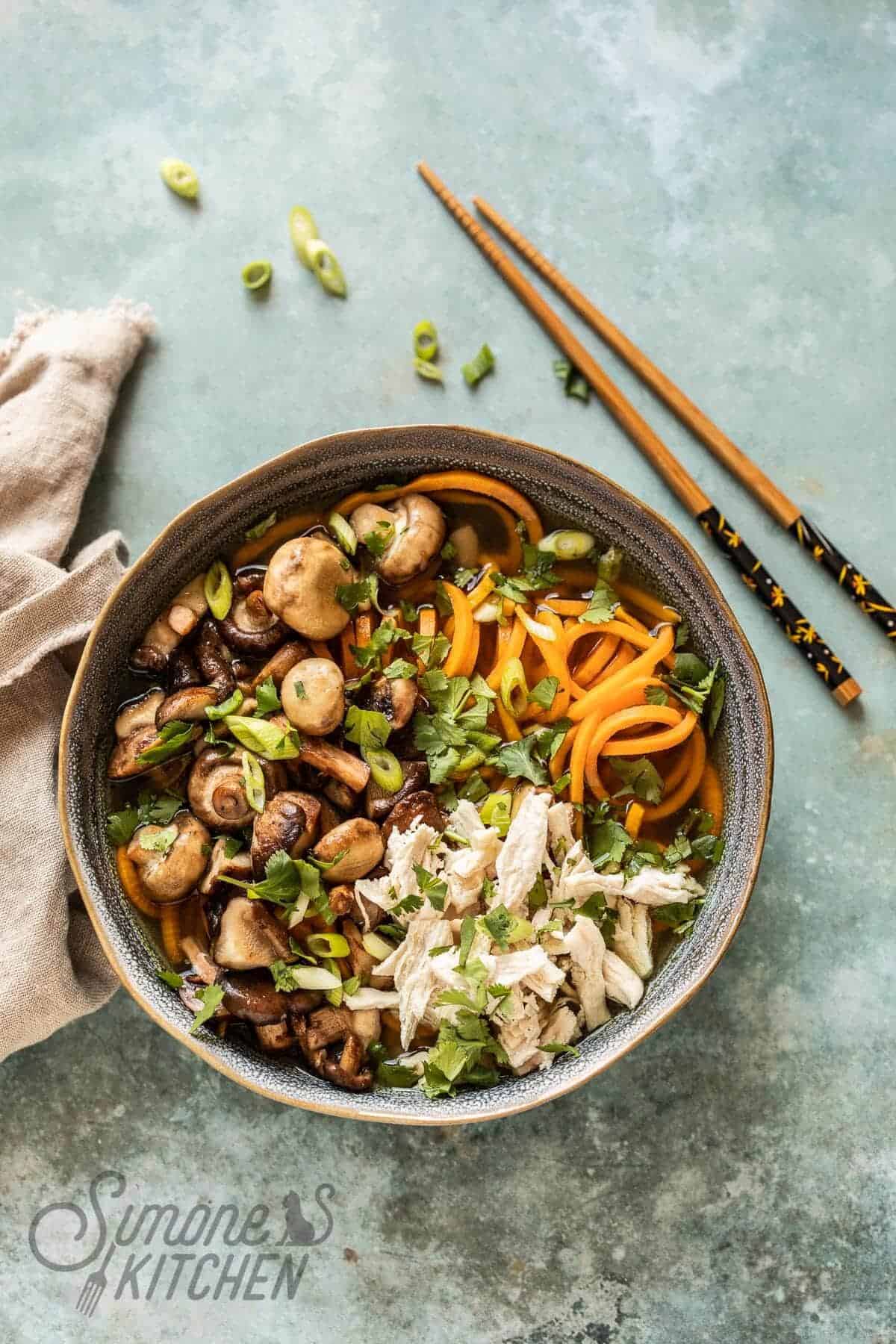 Zoete aardappel ramen noodle bowl