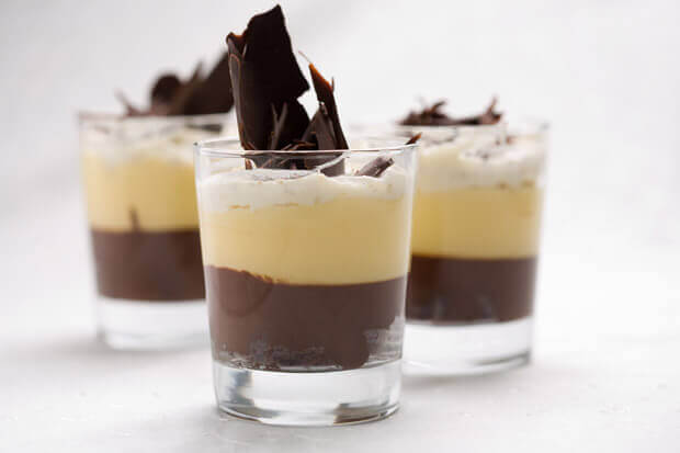 Drie glazen met chocolade trifle
