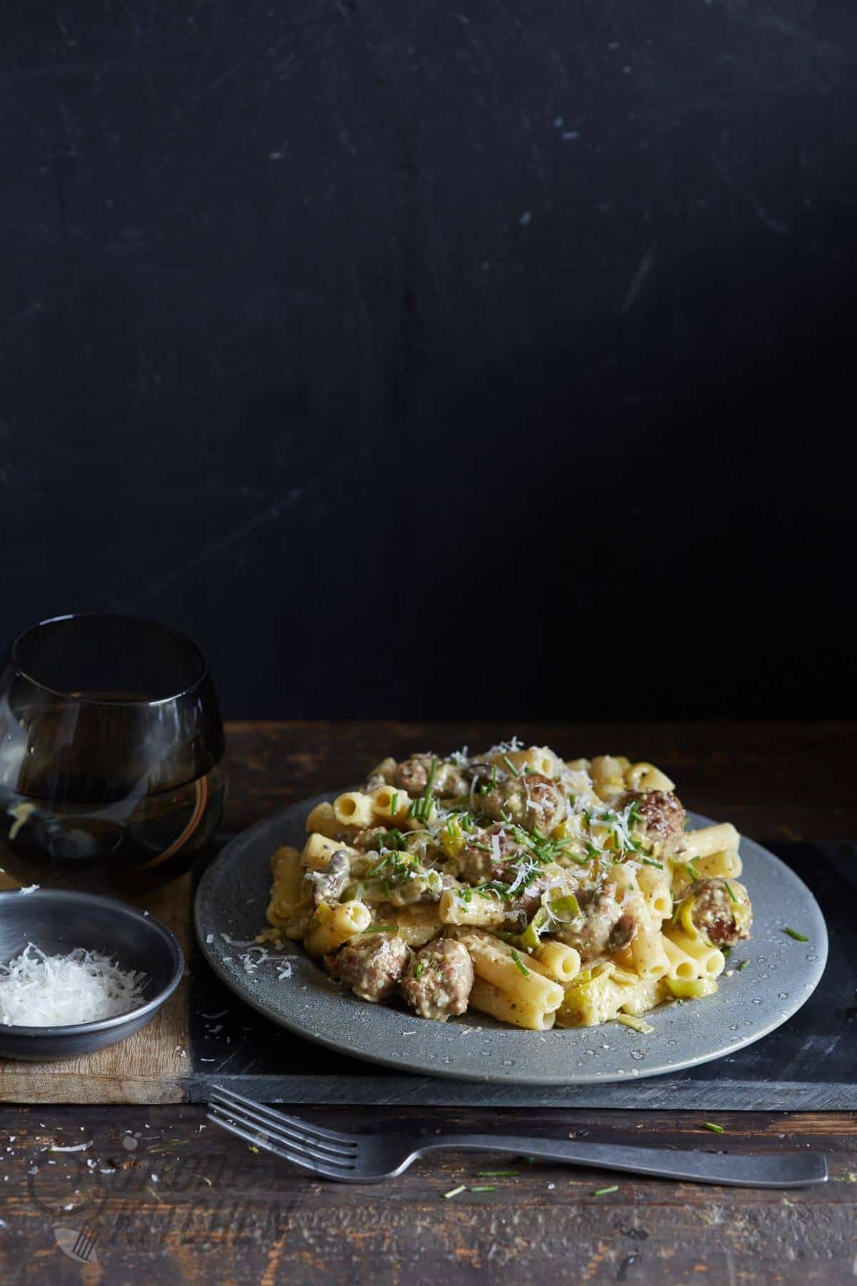 Snelle pastasalade met worst en pesto roomsaus