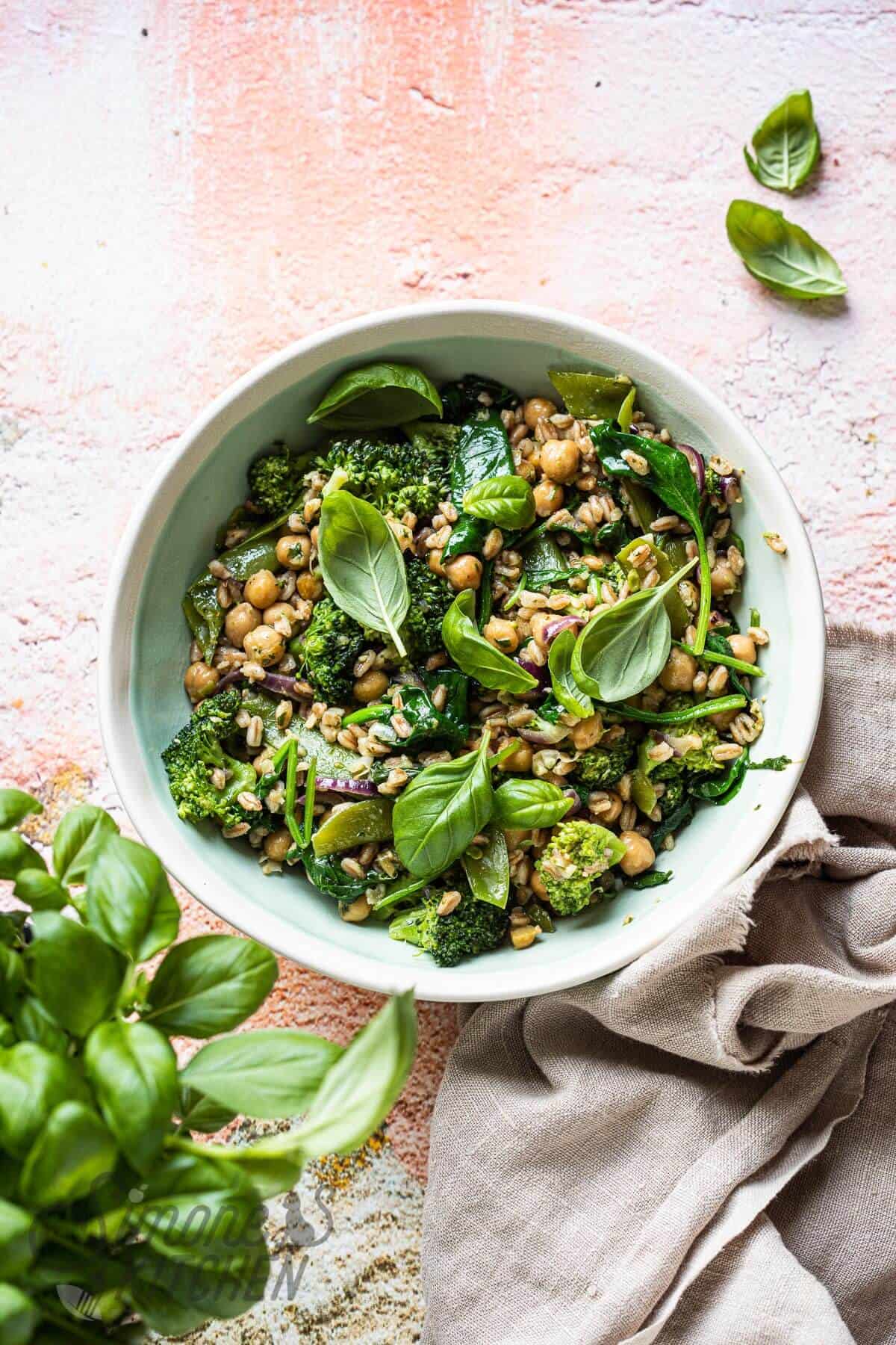 Groene vegan roerbakschotel