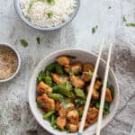 Honingkip met sugarsnaps