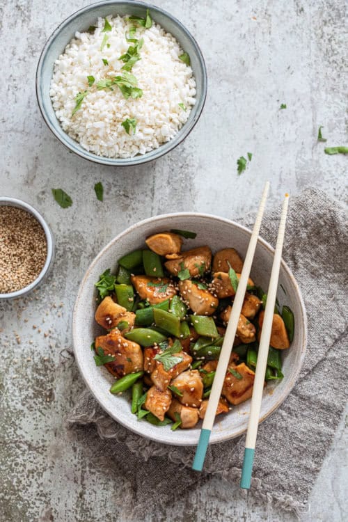 Honingkip met sugarsnaps