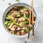 ramen noedelbowl met paddenstoelen