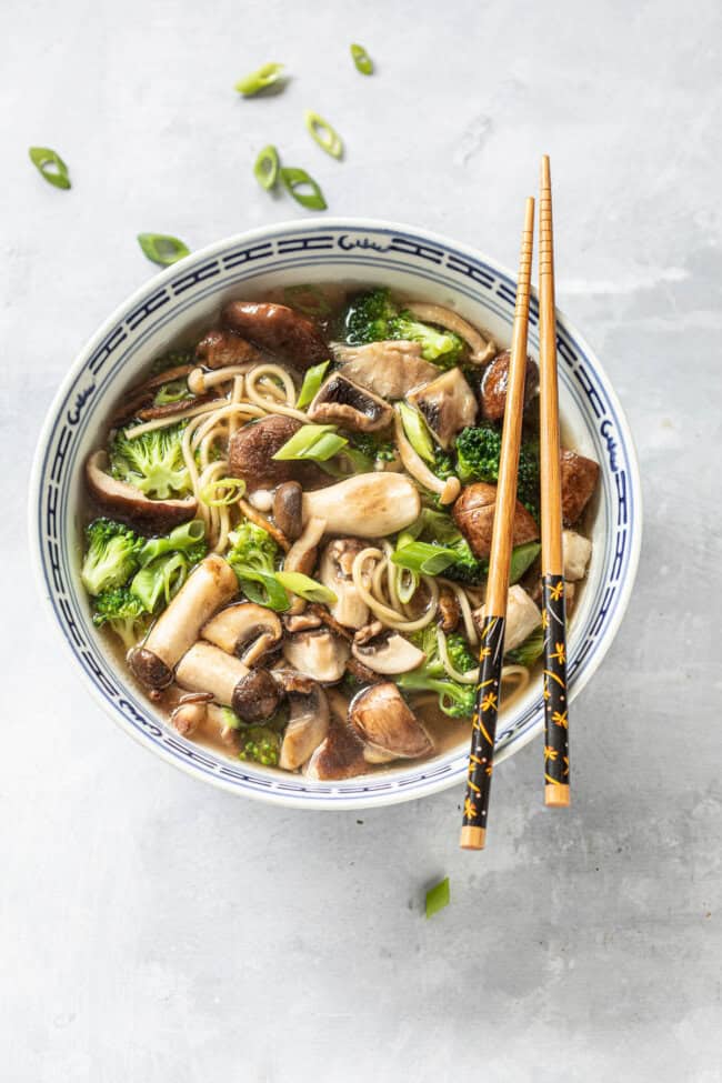 ramen noedelbowl met paddenstoelen