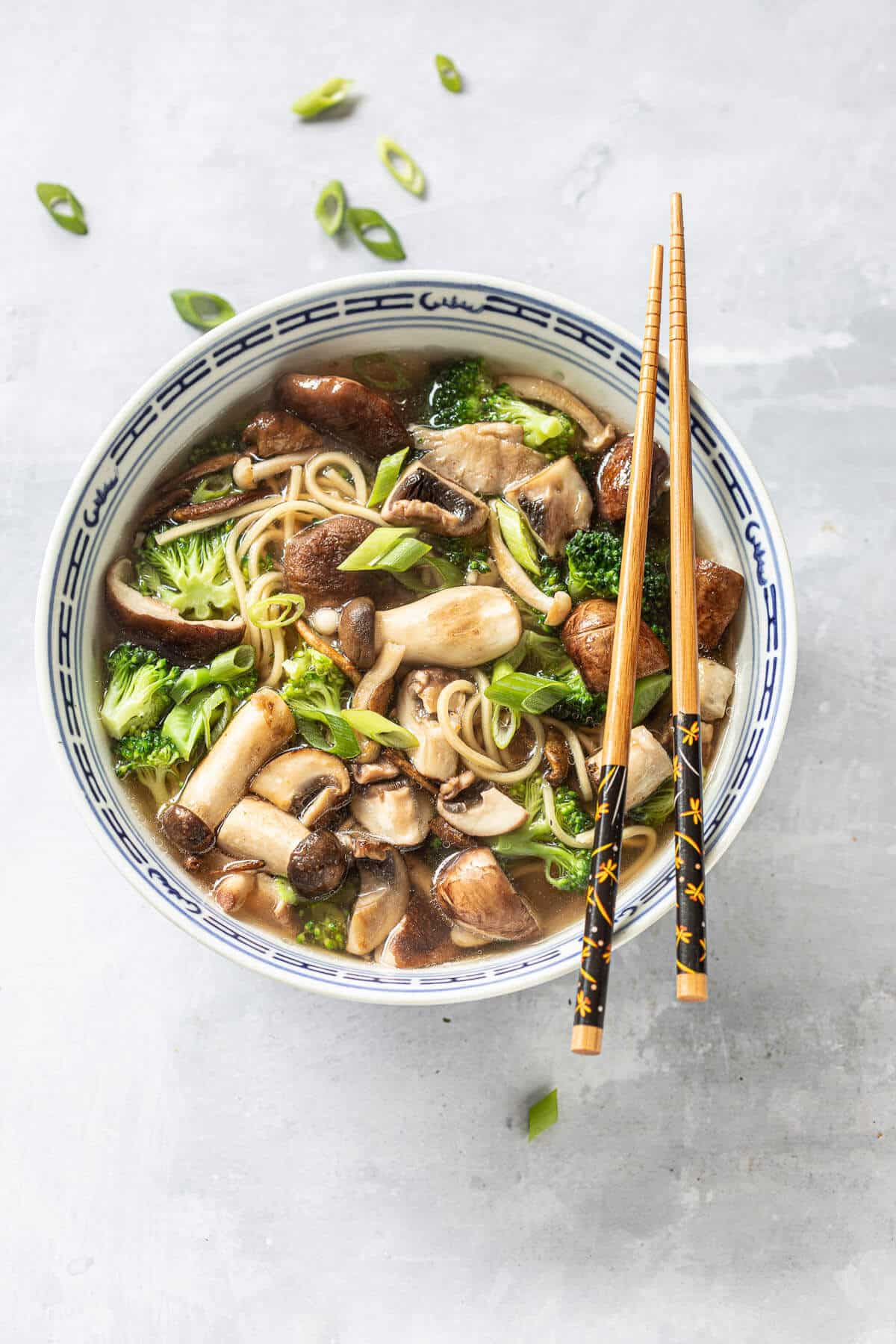 Ramen noedelbowl met paddenstoelen