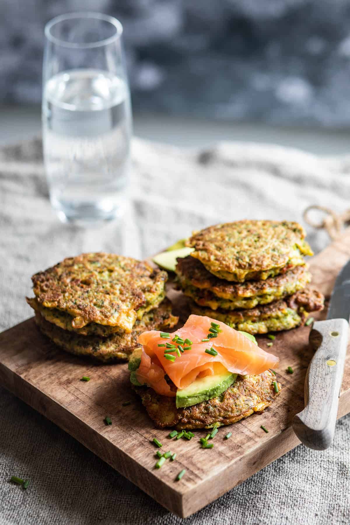 Broccoli-chorizo toast met zalm en avocado