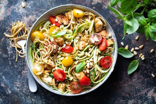 Kippesto met courgettespaghetti