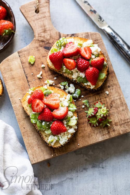 Toast met aardbeien en tuinbonen