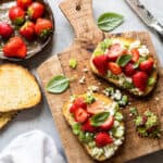 Toast met tuinbonen en aardbeien