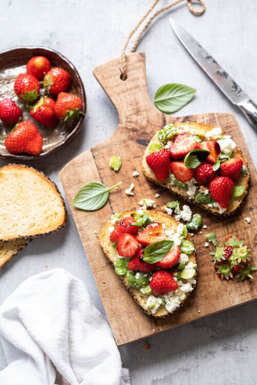 toast met aardbeien en feta