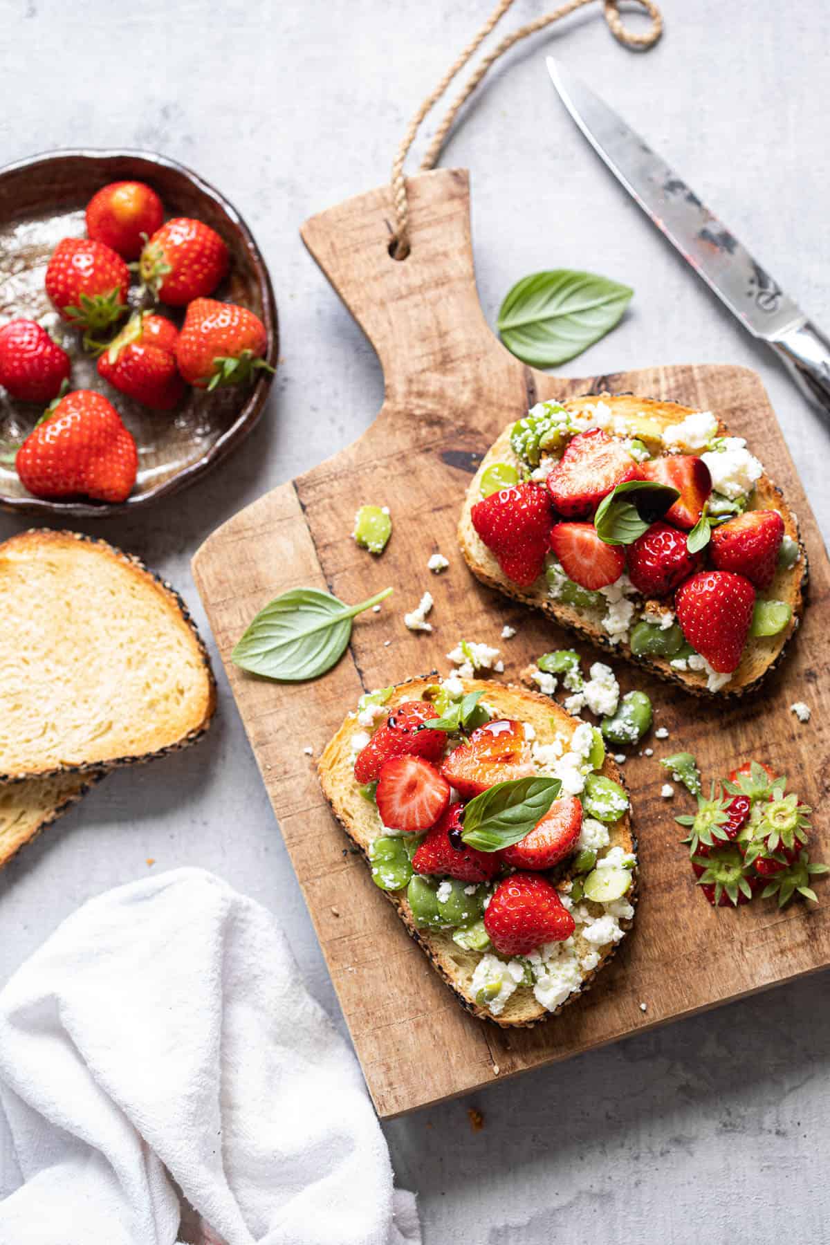 toast met aardbeien en feta