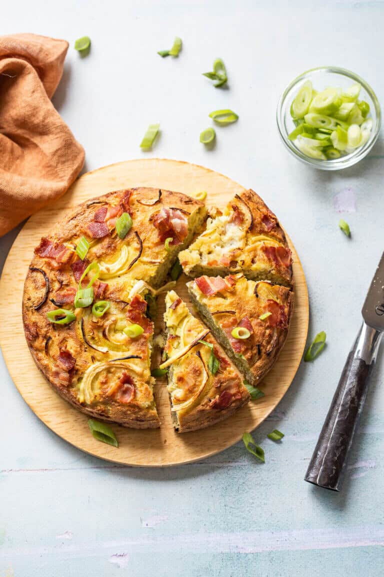 Heerlijk uienbrood in punten gesneden