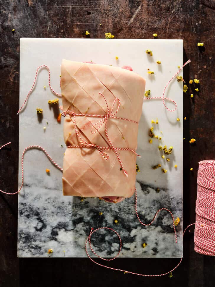 Oprollen van de porchetta