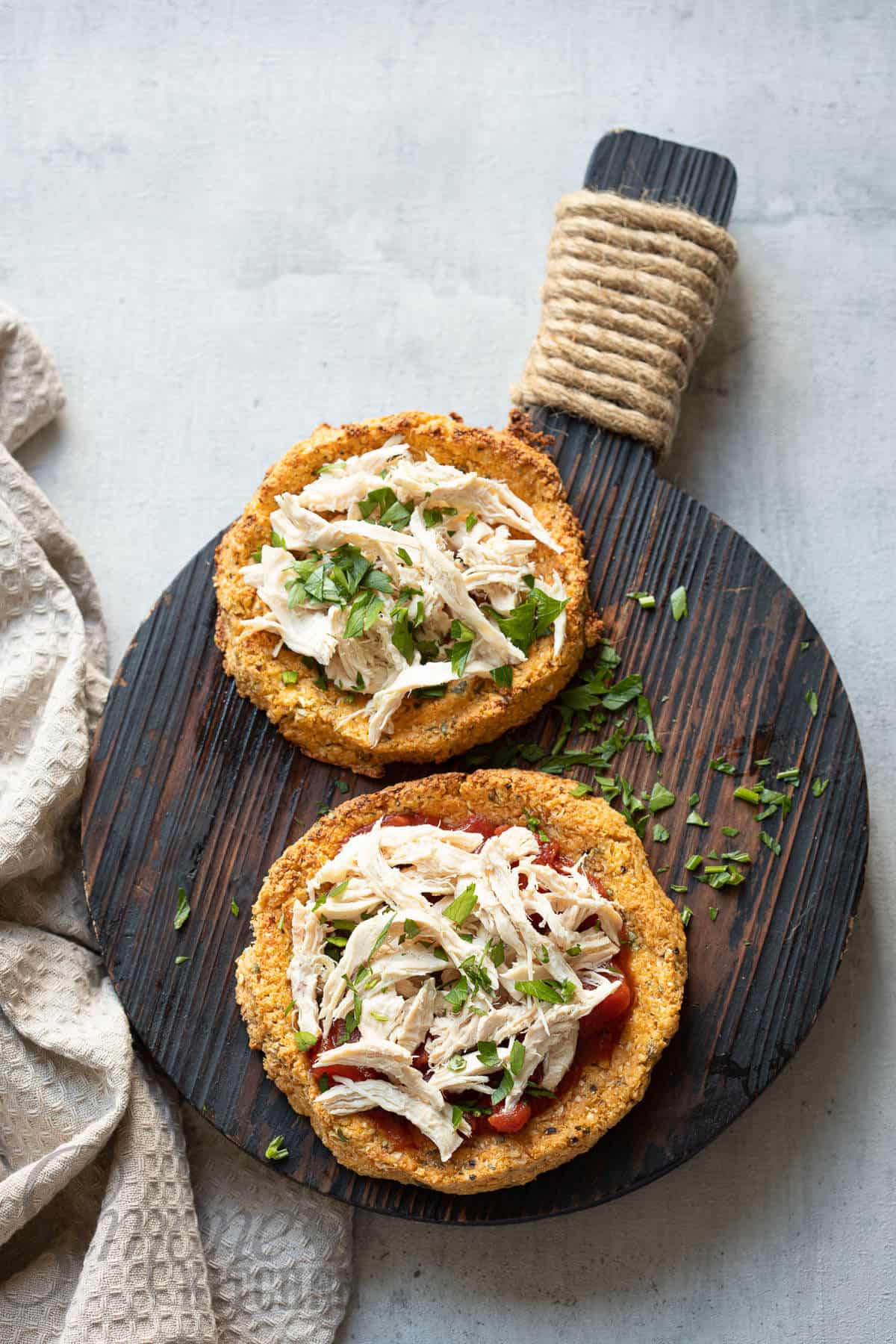 Bloemkoolpizza met pulled chicken en pittige tomatensaus