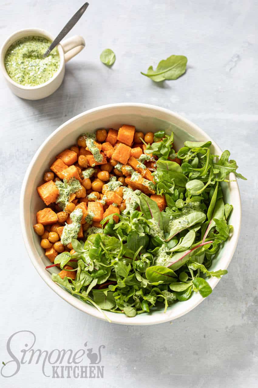 Zoete aardappelbowl met kikkererwten