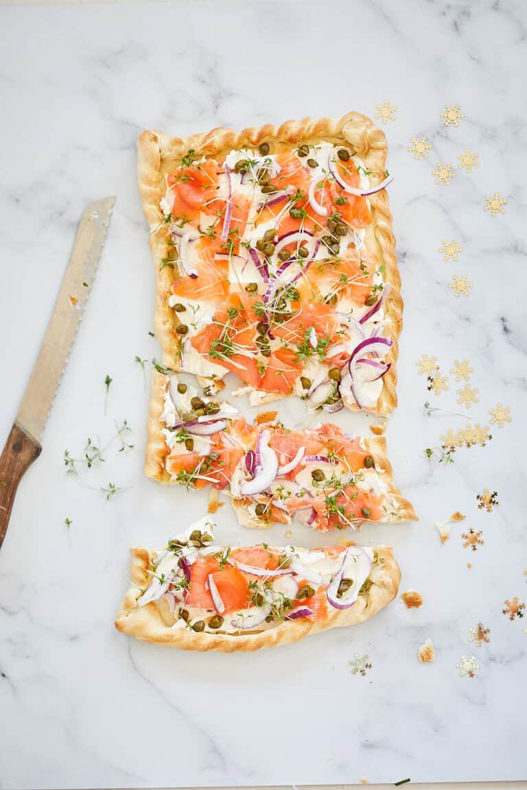 Plaattaart met zalm en roomkaas