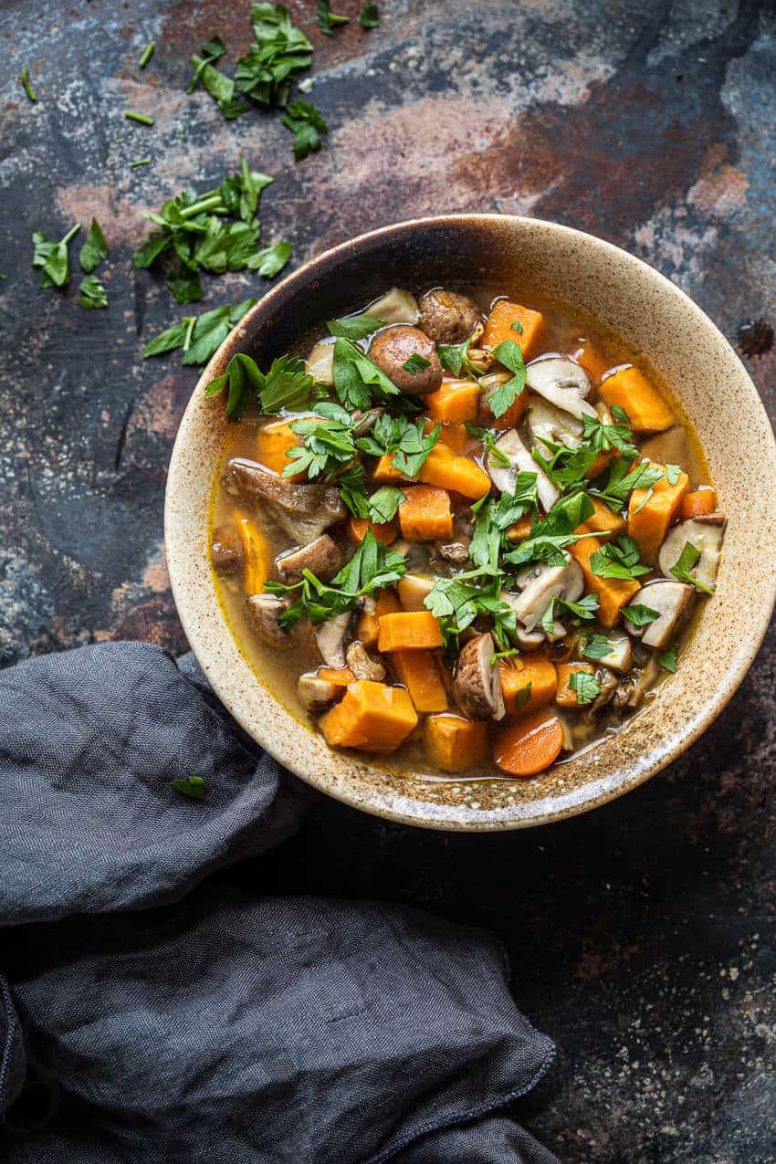 Heldere paddenstoelensoep met zoete aardappel