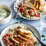 Griekse kipsalade met bloemkoolrijst