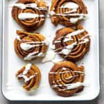 cinnamon rolls van croissantdeeg