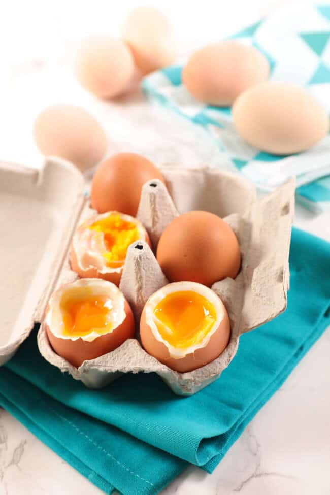 hoe pel je een gekookt ei