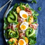 avocadosalade met gegrilde perzik