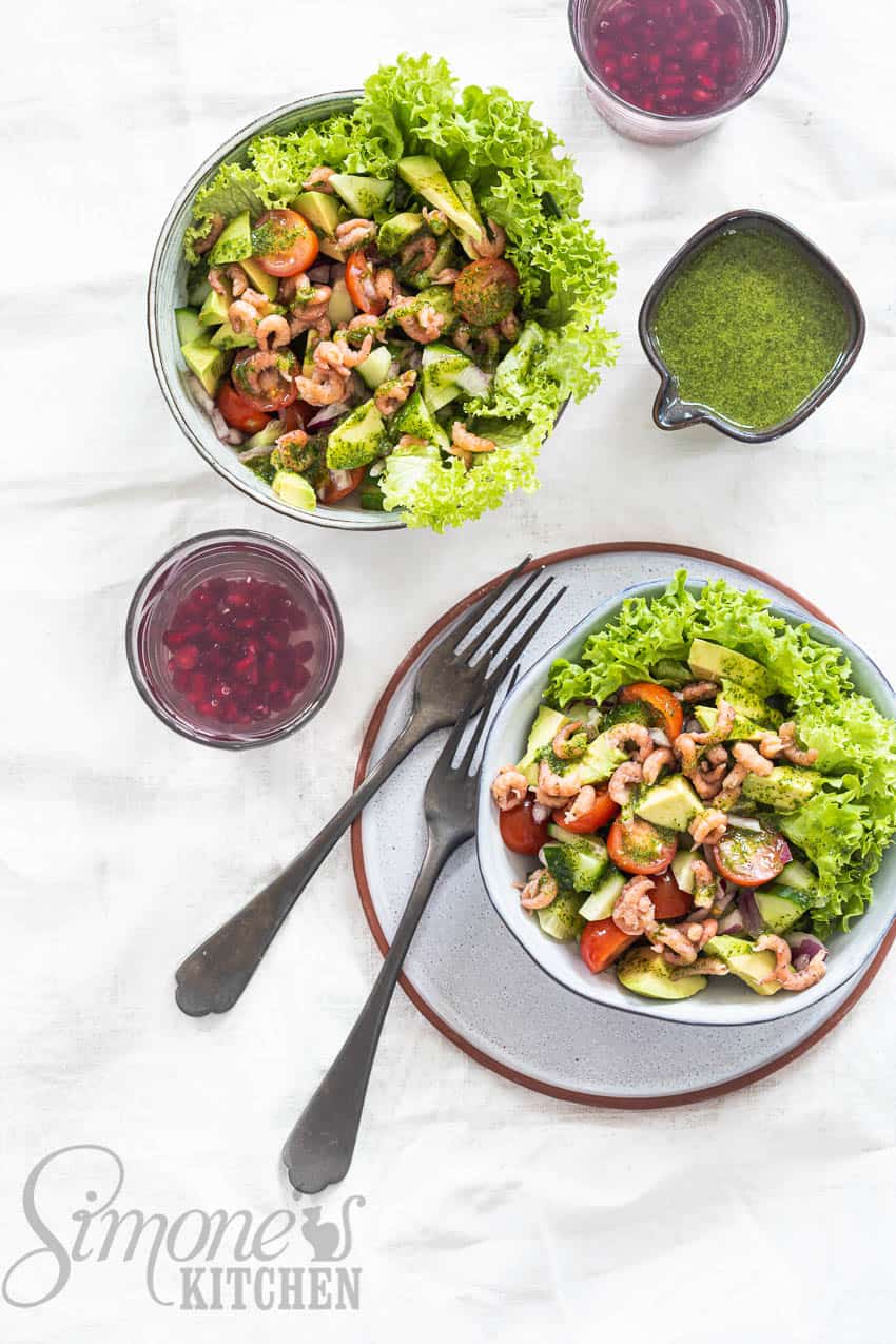 Maaltijdsalade met avocado en garnaal en koriander dressing