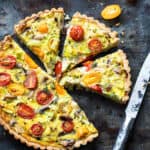 Vegetarische quiche met tomaten