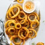 Gefrituurde uienringen in bierbeslag